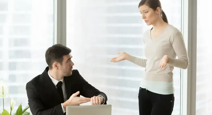 Mężczyzna w garniturze pokazuje na zegarek, kobieta gestykuluje. Czy to wezwanie do sądu a praca?