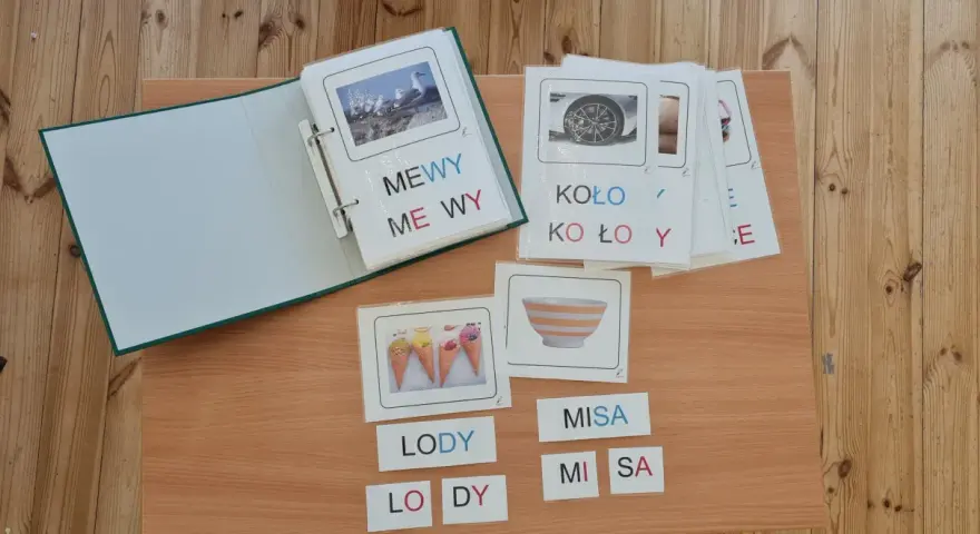 Karty edukacyjne z literami i obrazkami: mewy, koło, lody, misa. Dzieci uczą się czytać, składając wersaliki.