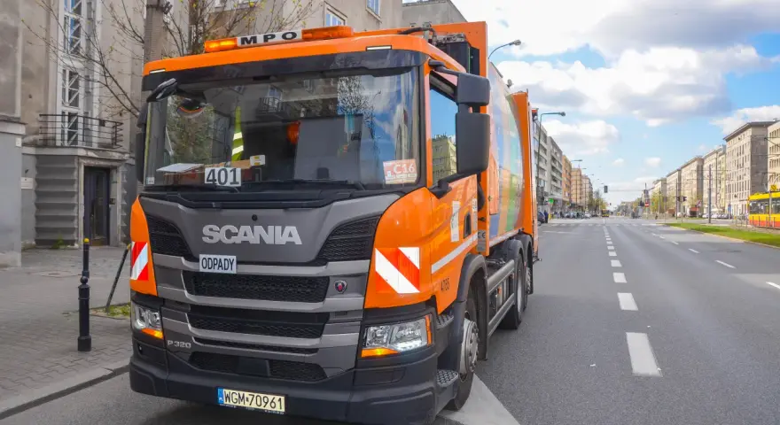 Kto wywozi śmieci w Warszawie? Firmy, harmonogram, zgłoszenia