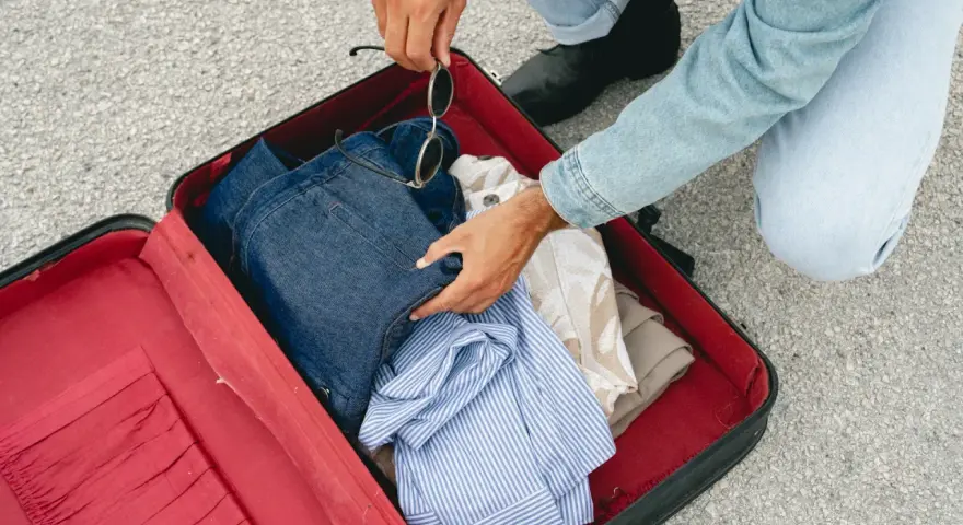 Pakowanie walizki. Zastanawiasz się, ile kosztuje dokupienie walizki w Ryanair? Sprawdź ceny przed podróżą!