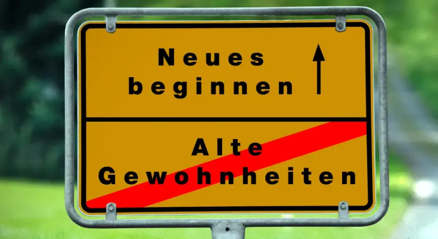 Gelbes Ortsschild: Oben "Neues beginnen" mit Pfeil nach oben, unten "Alte Gewohnheiten" durch roten Balken durchgestrichen. Das Symbol steht für die **passion bedeutung** neuer Wege.