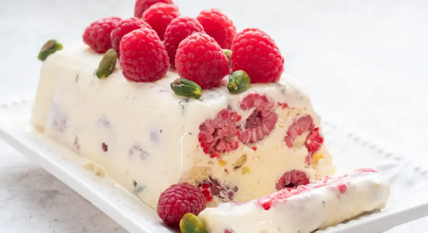 Pyszne semifreddo z malinami i pistacjami, idealne na letnie popołudnie. Ten przepis na semifreddo zachwyci każdego!