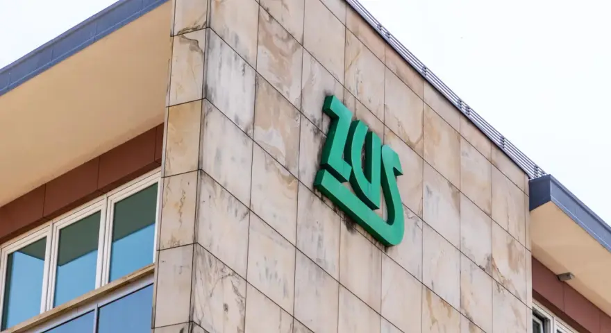 Znak ZUS na budynku. Zastanawiasz się, jak umowa zlecenie wpływa na Twoją przyszłą emeryturę?
