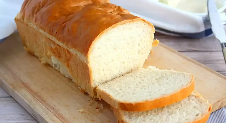 Pain de mie maison doré, parfait pour une recette facile et rapide sans machine. Idéal pour tartiner !