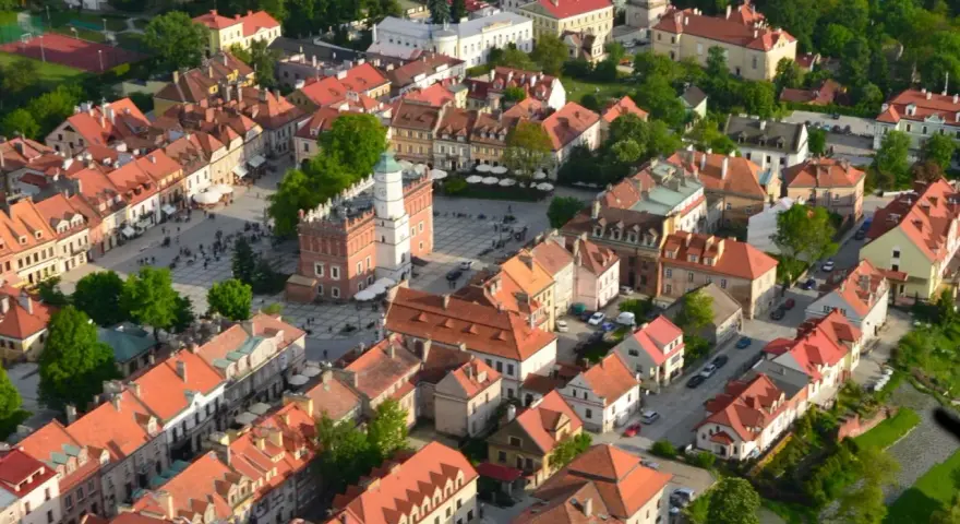 Widok z lotu ptaka na rynek z ratuszem i kamienicami w Sandomierzu, malowniczej części Kotliny Sandomierskiej.
