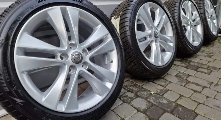 Komplet felg aluminiowych do Astry J z oponami zimowymi Bridgestone. Rozstaw śrub 5x115.