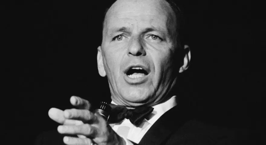 Frank Sinatra, Meister des Swing und der Popmusik, singt mit Leidenschaft ins Mikrofon. Seine Musikrichtung ist unverkennbar.