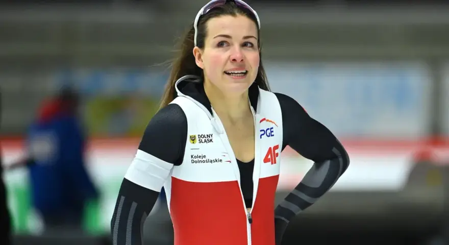 Kaja Ziomek Nogal, zawodniczka w stroju biało-czerwonym, zdeterminowana na lodowisku.