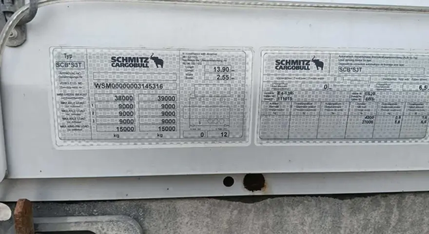 Tabliczka znamionowa naczepy Schmitz z numerem VIN i danymi technicznymi.