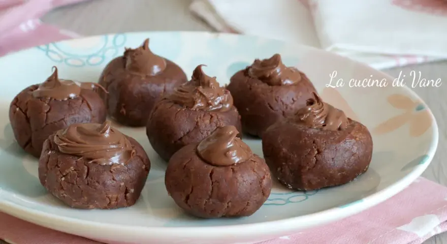 Dolci da fare in 5 minuti senza cottura: palline al cacao con crema al cioccolato, perfette per una pausa golosa.