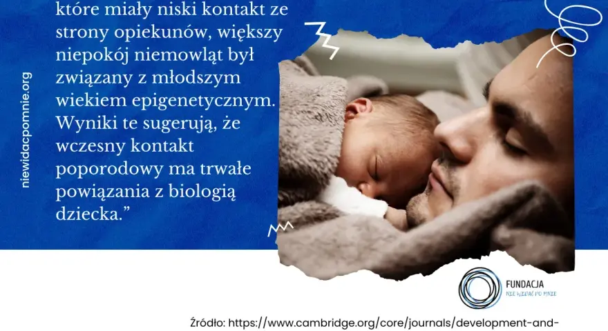 Ojciec tuli śpiące dziecko. Czy przytulenie coś znaczy? Badania sugerują, że wczesny kontakt poporodowy ma trwałe powiązania z biologią dziecka.