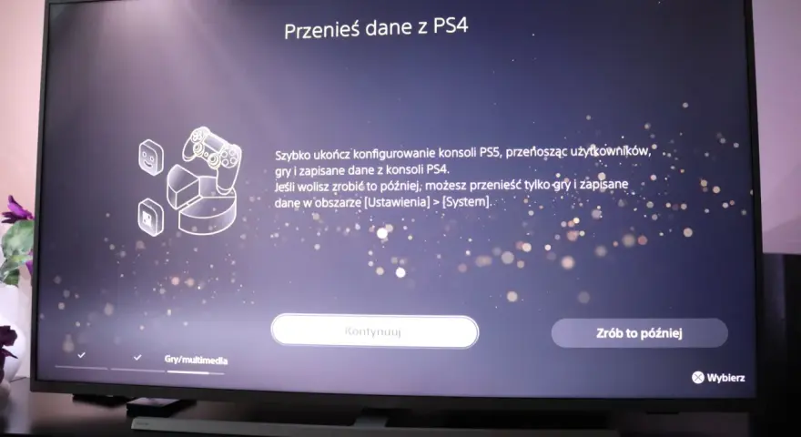 Ekran konsoli PS5 pokazuje opcję "Przenieś dane z PS4", pomagając w konfiguracji i przeniesieniu gier.