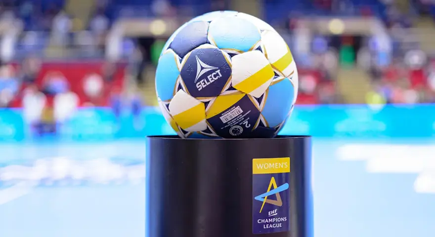 Piłka do piłki ręcznej na podium z logo EHF Champions League. Gdzie oglądać mecze?
