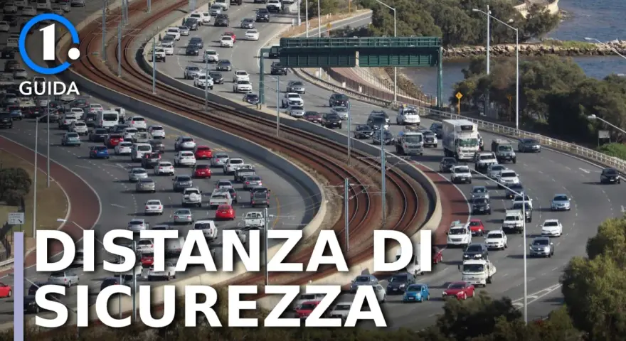 Traffico intenso su un'autostrada con molte auto e camion. Il testo "Distanza di Sicurezza" e "Guida" suggerisce l'importanza di rispettare le norme, come l'art. 149 cds.
