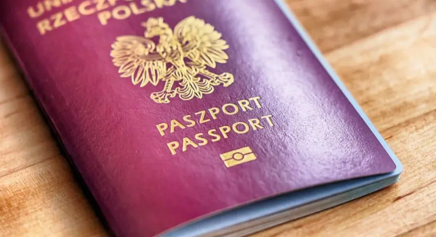 Polski paszport biometryczny, co to jest? Dokument z godłem Polski i symbolem biometrycznym.
