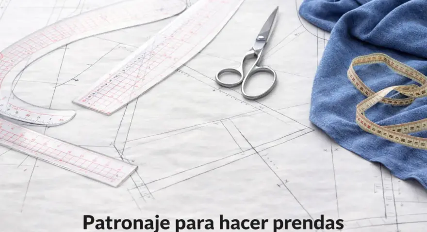 Herramientas de costura sobre un patrón de ropa. Tijeras, reglas y cinta métrica listos para crear un nuevo diseño.