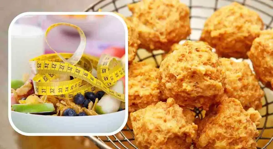 Polpette al forno dorate e croccanti, accanto a una ciotola di muesli, frutta e un metro da sarta, per un pasto sano e gustoso.