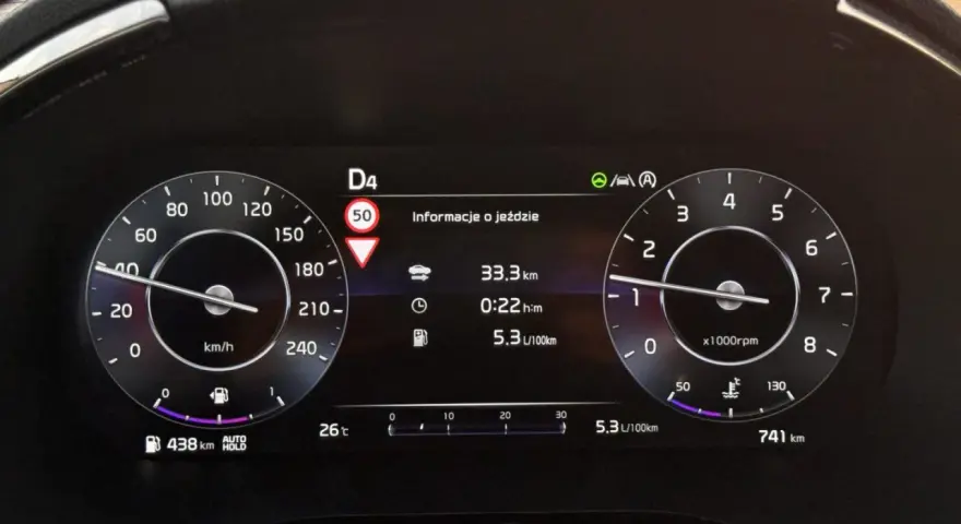 Na desce rozdzielczej widoczna kontrolka asystenta pasa ruchu, prędkościomierz pokazuje 40 km/h, a obrotomierz 1000 obr./min.