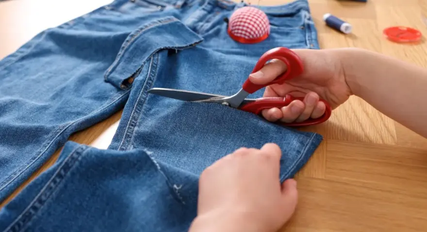 Jak obciąć jeansy? Mój przewodnik po modnych cięciach DIY.