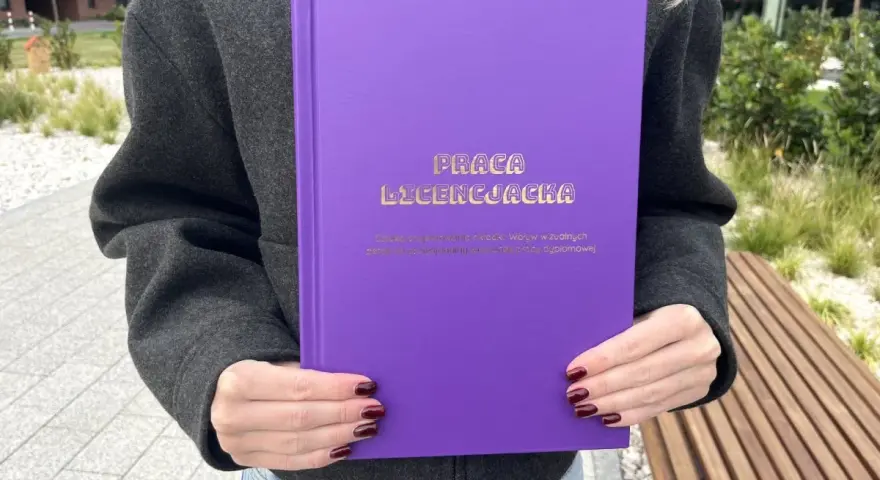 Ostatnie szlify przed obroną! Zastanawiasz się, jakie marginesy w pracy magisterskiej będą najlepsze? Ta fioletowa okładka kryje odpowiedzi.