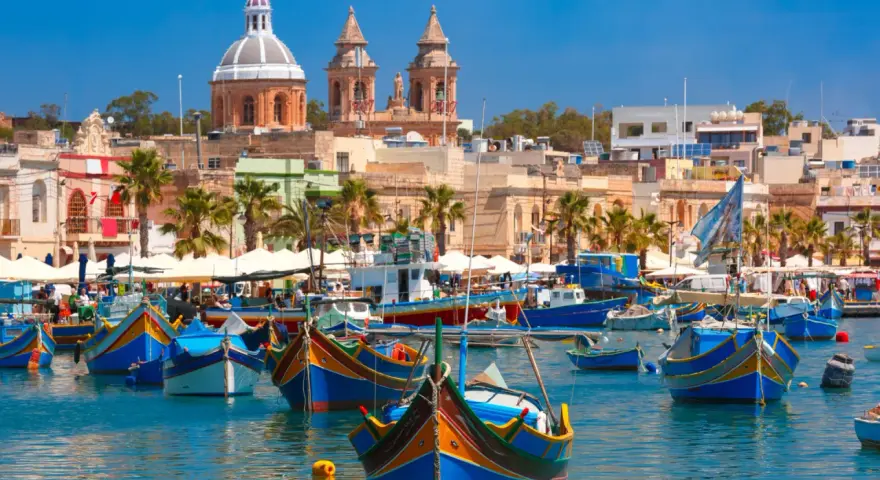 Kolorowe łodzie rybackie w porcie Marsaxlokk. Malta czy warto? Tak, warto zobaczyć to malownicze miejsce!