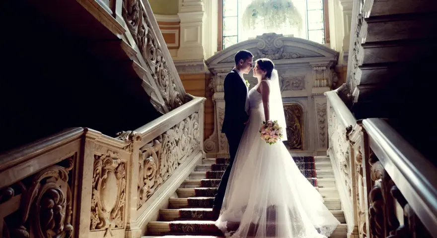 Para Młoda na marmurowych schodach z bogatymi zdobieniami. Idealne miejsce na ślub w Polsce, pełne elegancji i romantyzmu.