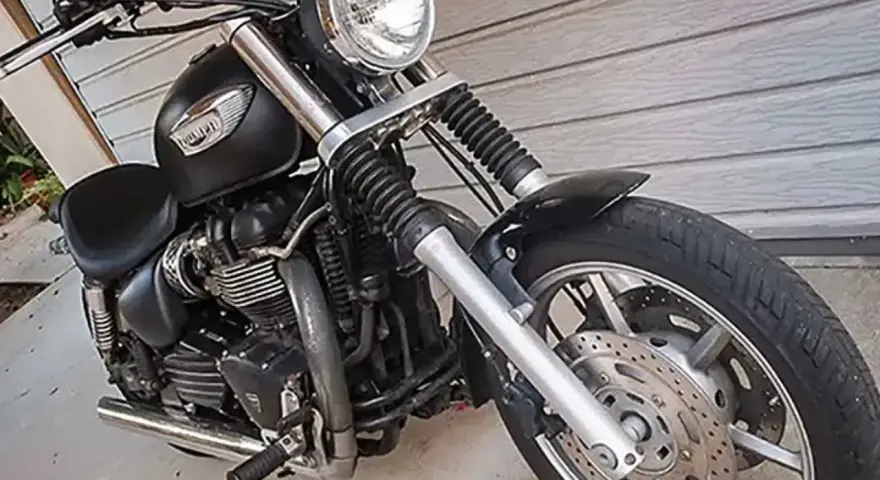 Czarny motocykl Triumph Speedmaster z chromowanymi elementami, gotowy na przygodę.