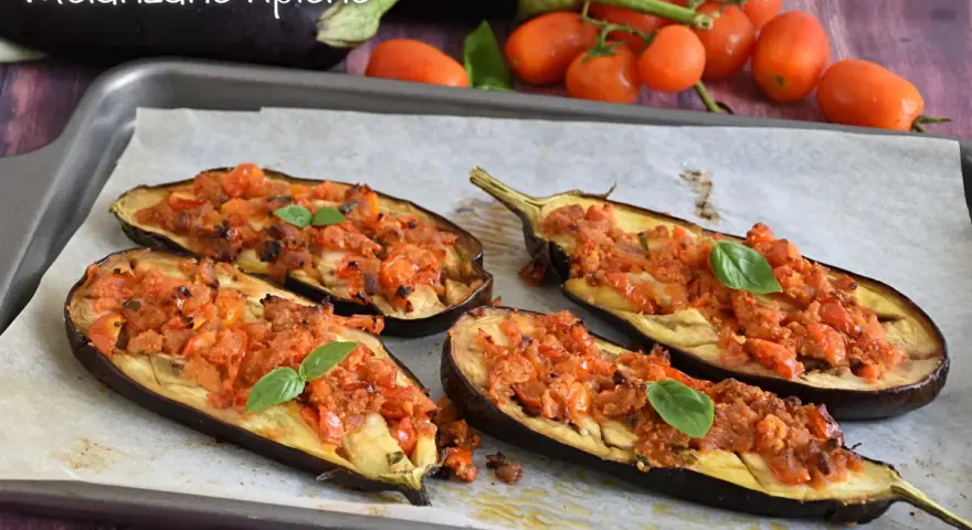 Melanzane ripiene senza carne, un piatto gustoso e colorato, pronte per essere infornate.