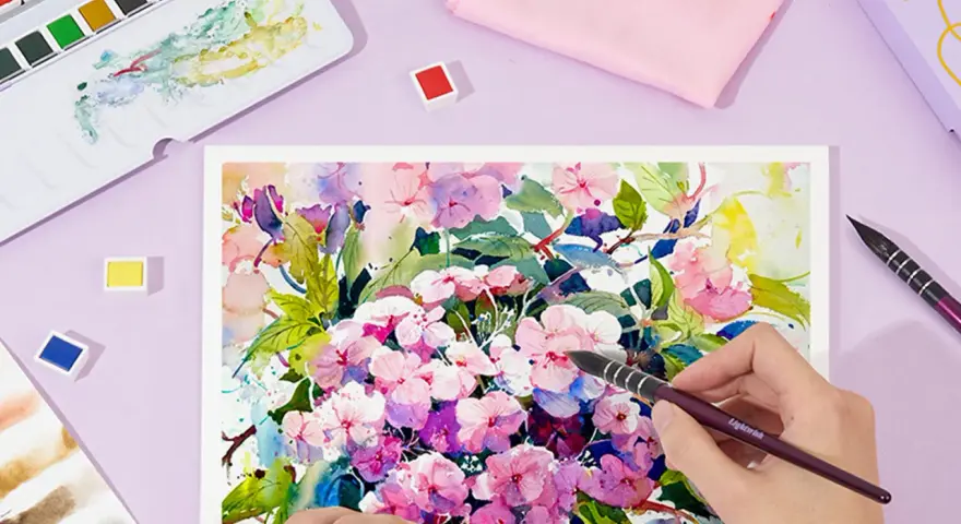 Peinture d'hortensias roses et violets. La différence entre gouache et aquarelle est subtile ici, mais la texture opaque de la gouache pourrait être utilisée pour des touches lumineuses.