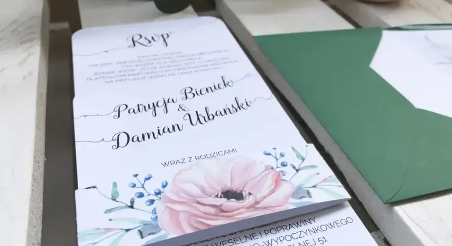 Zaproszenie ślubne Patrycji i Damiana z tekstem "Wraz z rodzicami" i motywem kwiatowym.