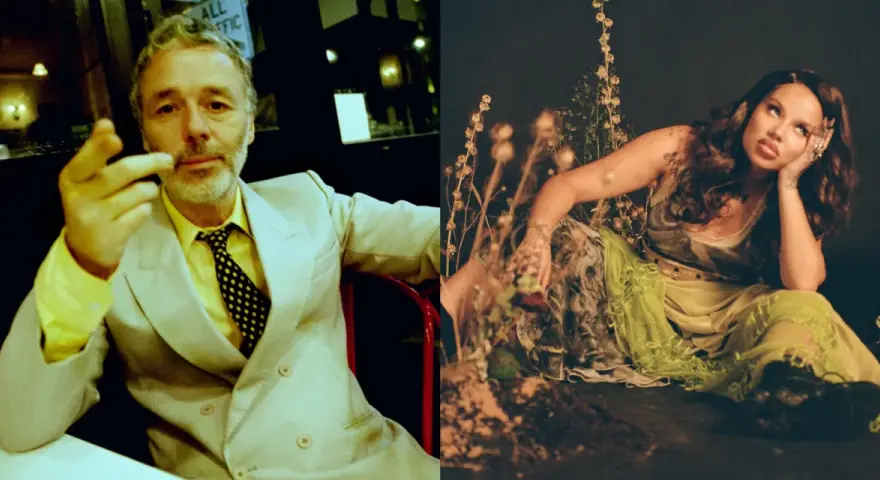 Baxter Dury, aylesbury boy, w żółtym koszuli i garniturze, gestykuluje. Obok Jgrrey w zwiewnej sukni wśród roślin.