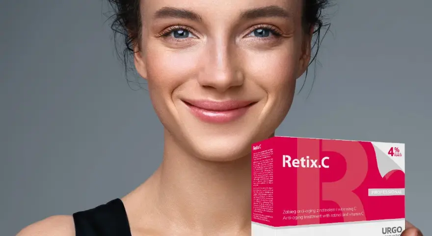 Uśmiechnięta kobieta prezentuje produkt Retix.C. Dowiedz się, retix c jak wykonać zabieg anti-aging z retinolem i witaminą C.