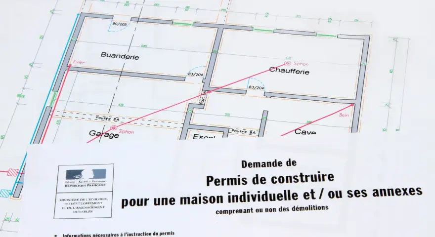 Plan de maison avec la mention "Demande de Permis de construire". Ce permis de construire refusé 2 fois, malgré les plans détaillés, montre la frustration d'un projet bloqué.