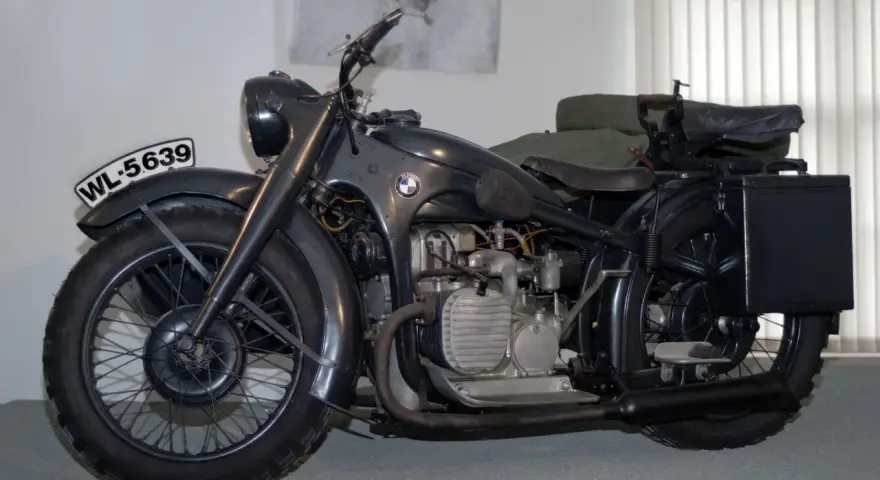 Klasyczny motocykl BMW z bocznym wózkiem, świadectwo bogatej historii BMW.