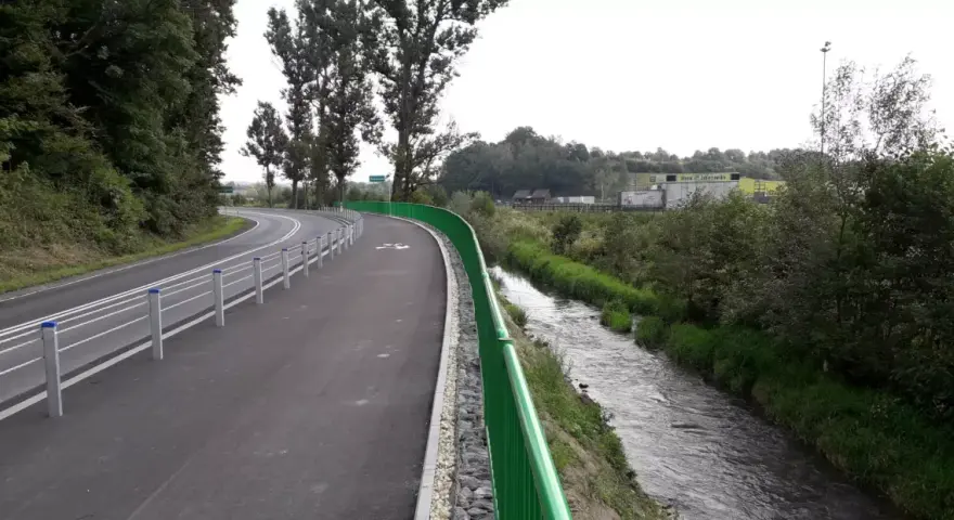 Nowa ścieżka rowerowa wzdłuż rzeki, idealna na przejażdżkę velo rudawa.