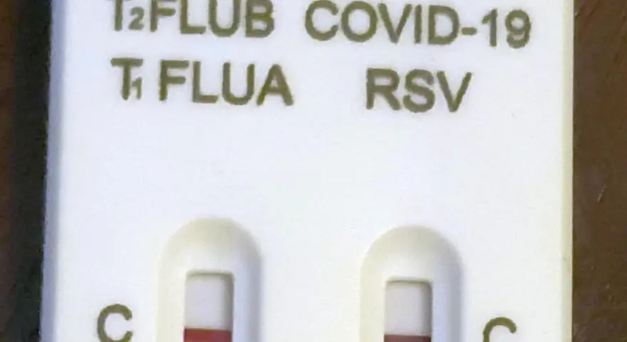 Test combo wyniki: dwa paski kontrolne C i T, wskazujące na obecność COVID-19, grypy i RSV.