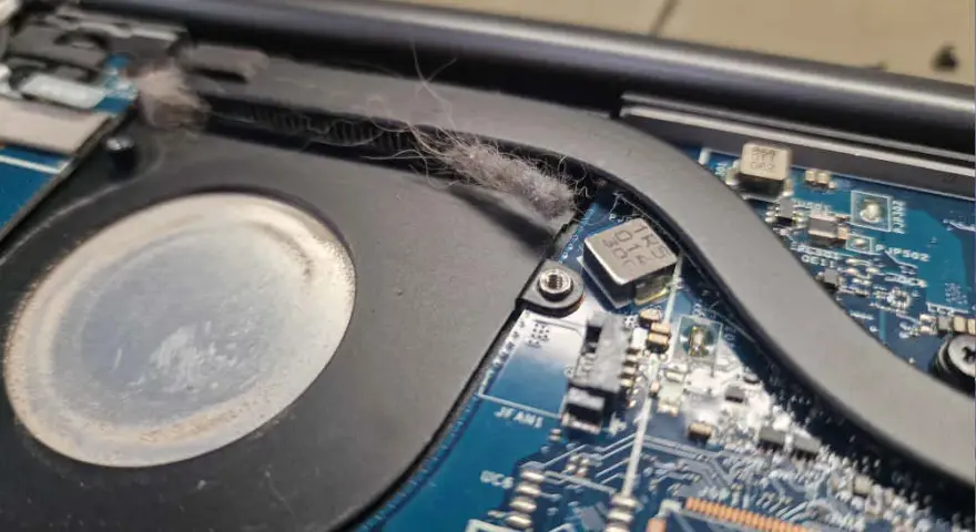 Jak wyczyścić laptopa w środku, aby uniknąć przegrzewania i awarii
