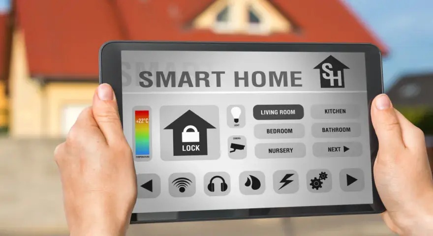 Tablet mit App zur Steuerung des smart home einrichten. Anzeige von Temperatur, Schloss, Licht und Räumen wie Wohnzimmer.