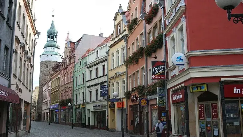 Jelenia Góra ile mieszkańców? Zaskakujące zmiany w demografii miasta