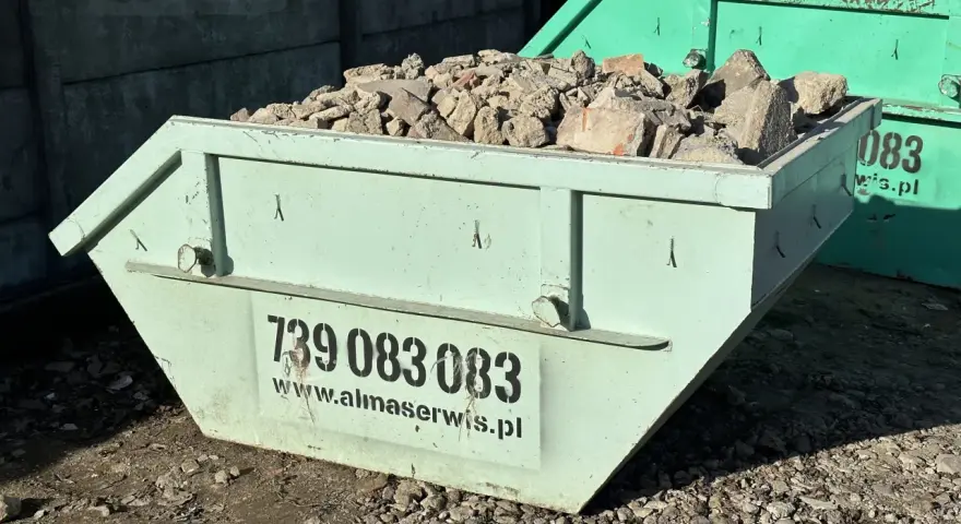 Jasny zielony kontener 5m3 wymiary, wypełniony gruzem. Na boku numer telefonu i adres strony www.