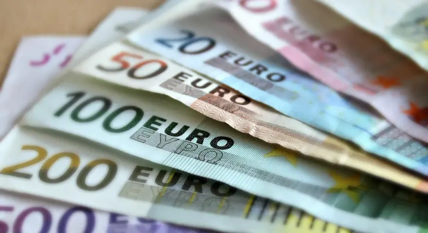 Banknoty euro: 50, 100, 200, 500. Idealne na wakacje w Chorwacji.
