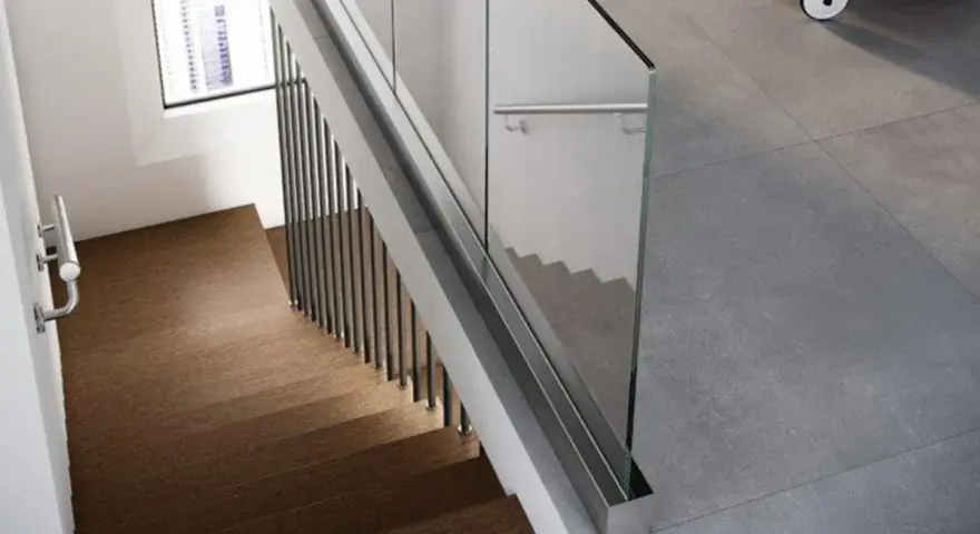 Scale moderne in legno e vetro con corrimano in metallo. Le scale misurano l'eleganza di un design minimalista.