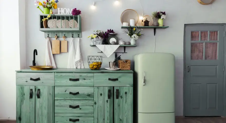 Encantadores aparadores antiguos pintados a la tiza en verde menta, con detalles rústicos y un estilo vintage que evoca calidez.