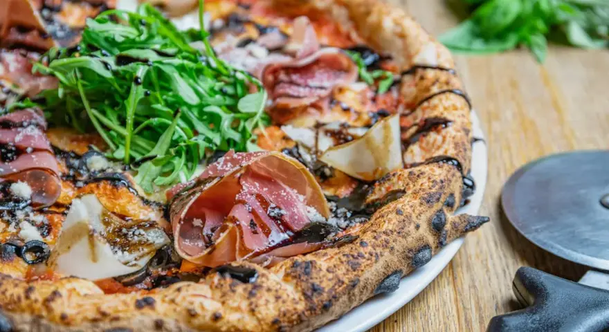 Prawdziwa Pizza Capricciosa: Poznaj skład i sekrety włoskiego smaku