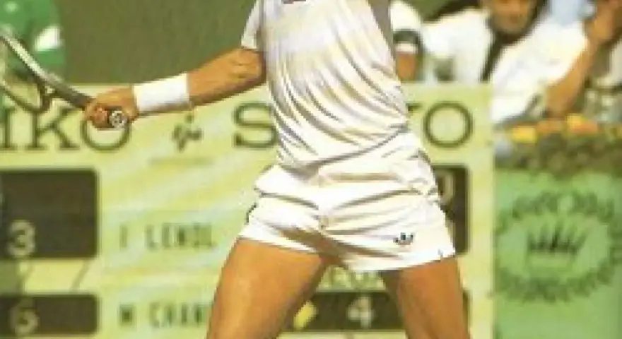 Tenista Ivan Lendl en acción, con su raqueta lista para el golpe.