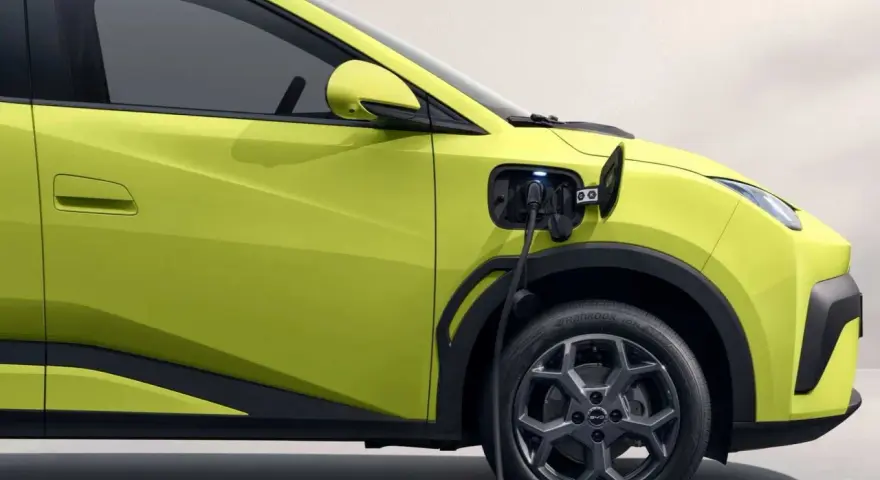 Auto elettrica verde in carica, un passo verso il futuro della mobilità sostenibile in Veneto.