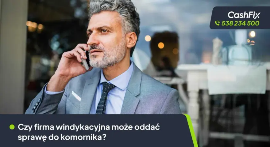 Mężczyzna w garniturze rozmawia przez telefon. Pytanie brzmi: "Czy firma windykacyjna może oddać sprawę do komornika?".
