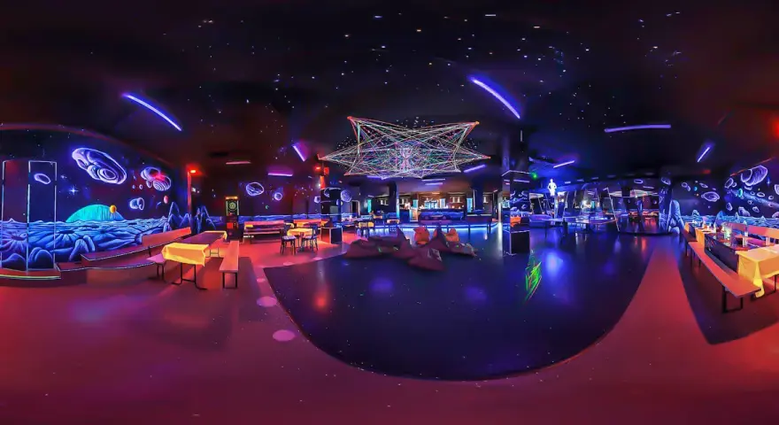 Einzigartige **Schwarzlicht Insel Berlin** mit neonfarbenen Wandmalereien, Sternenhimmel und futuristischer Deko. Perfekt für eine abgefahrene Party.