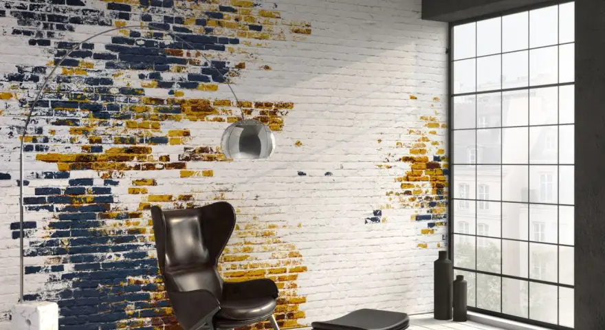 Un muro interno rovinato può diventare un punto focale con un effetto mattoncino bianco sporco e macchie di blu e giallo.