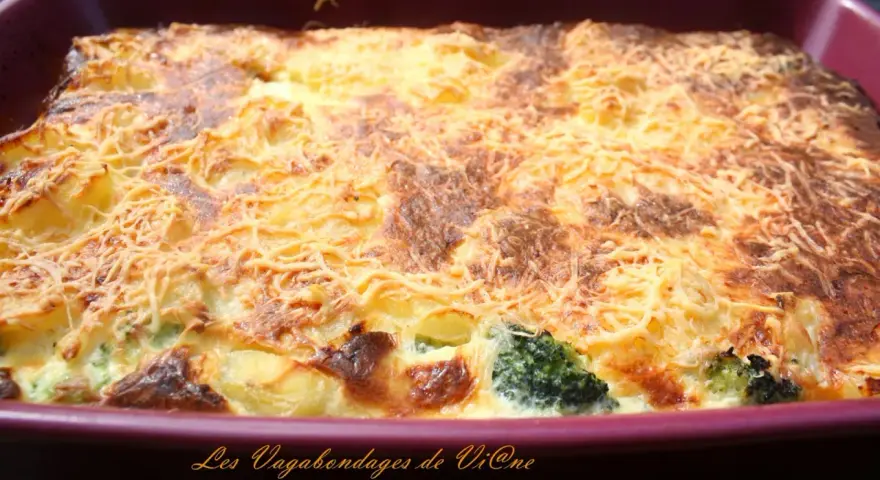 Un gratin brocolis pomme de terre doré et gratiné, prêt à être dégusté.